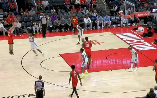 b体育中国官网-谢泼德下半场开局连中两记三分已得16分，火箭领先27分