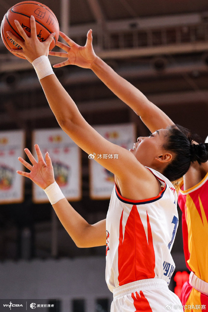 b体育-绝境逆袭！四川女篮3-2险胜山西，四年三冠铸就WCBA王朝 李缘斩获FMVP|山西女篮|德怀特·霍华德|奥斯汀|王思雨|翟若云_新浪体育_新浪新闻